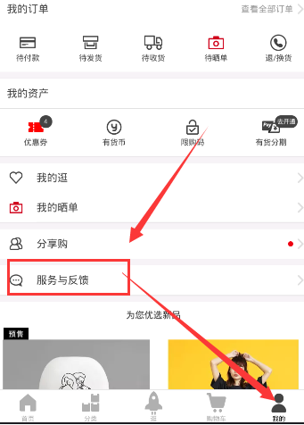 小孩独自穿过马路 多辆小车及时避让